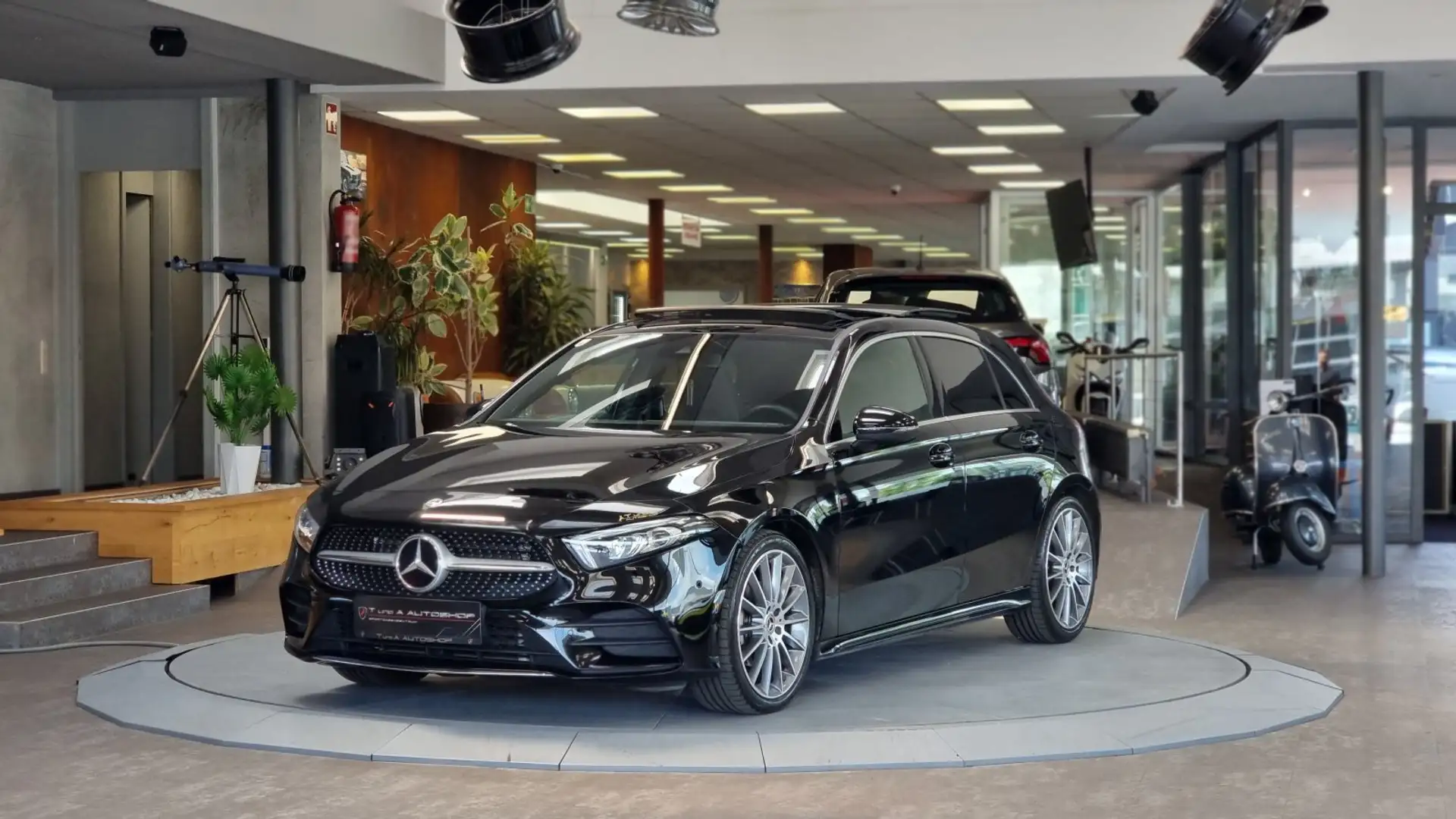 Mercedes-Benz A 200 d 4-Matic AMG-Paket Aut. *Pano*Kamera*Navi* Noir - 1