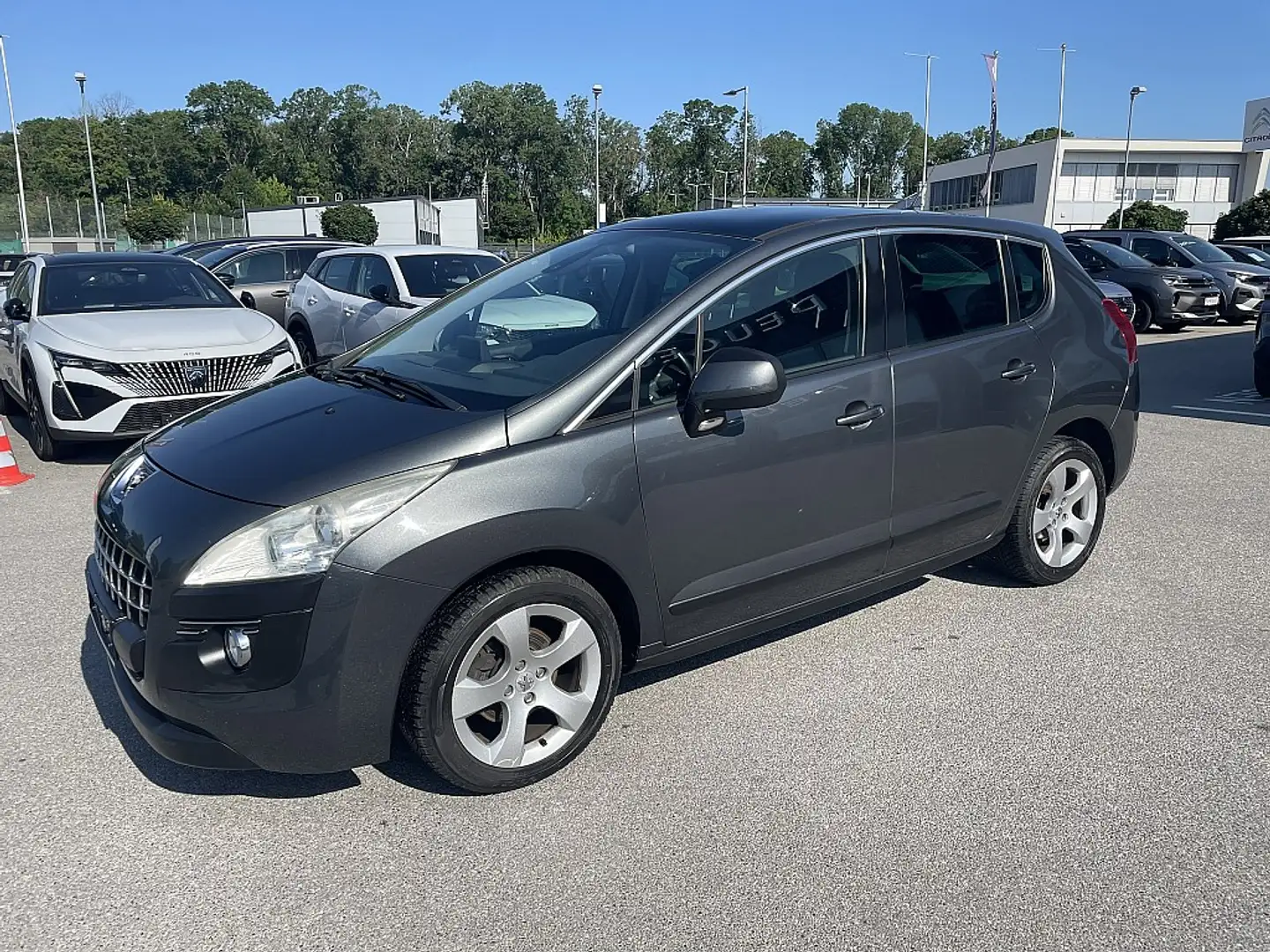 Peugeot 3008 1,6 HDi 115 FAP Lion Edition Grau - 2