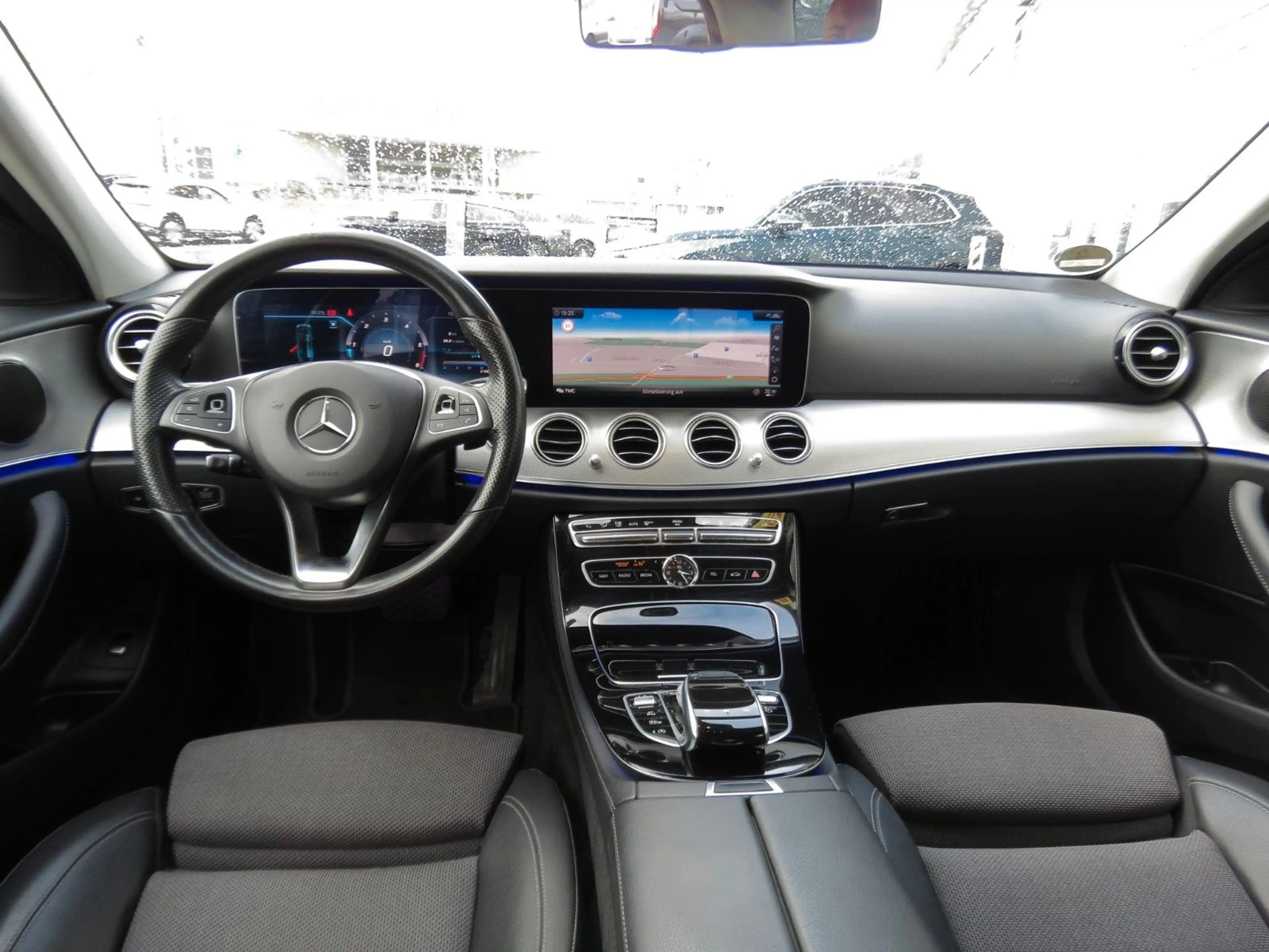 Mercedes-Benz E 220 d Limousine HUD STDHZG NAVI LED TEILLEDER — photo 4