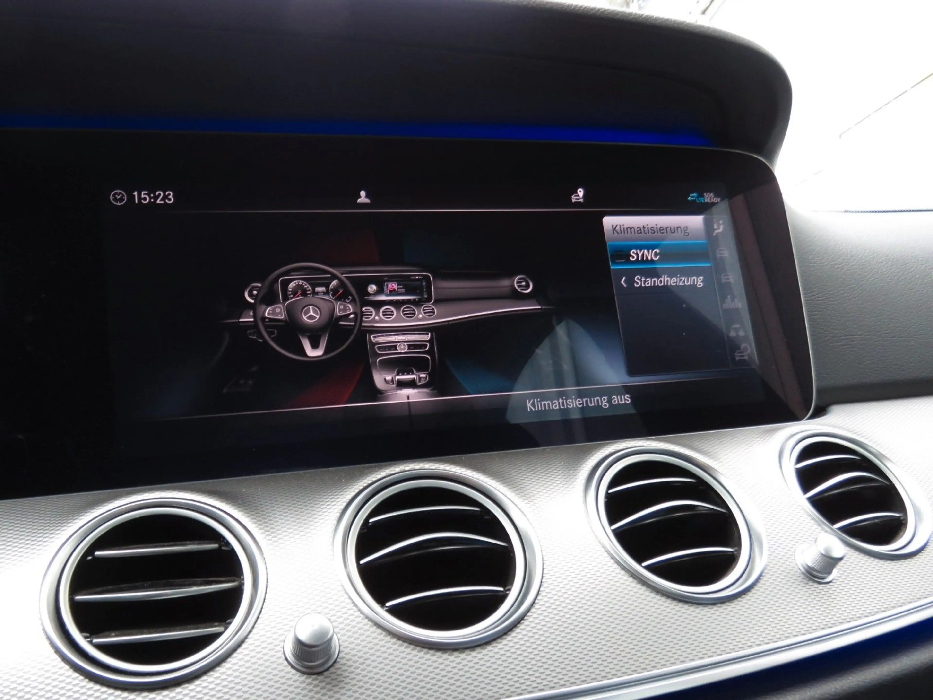 Mercedes-Benz E 220 d Limousine HUD STDHZG NAVI LED TEILLEDER — photo 8