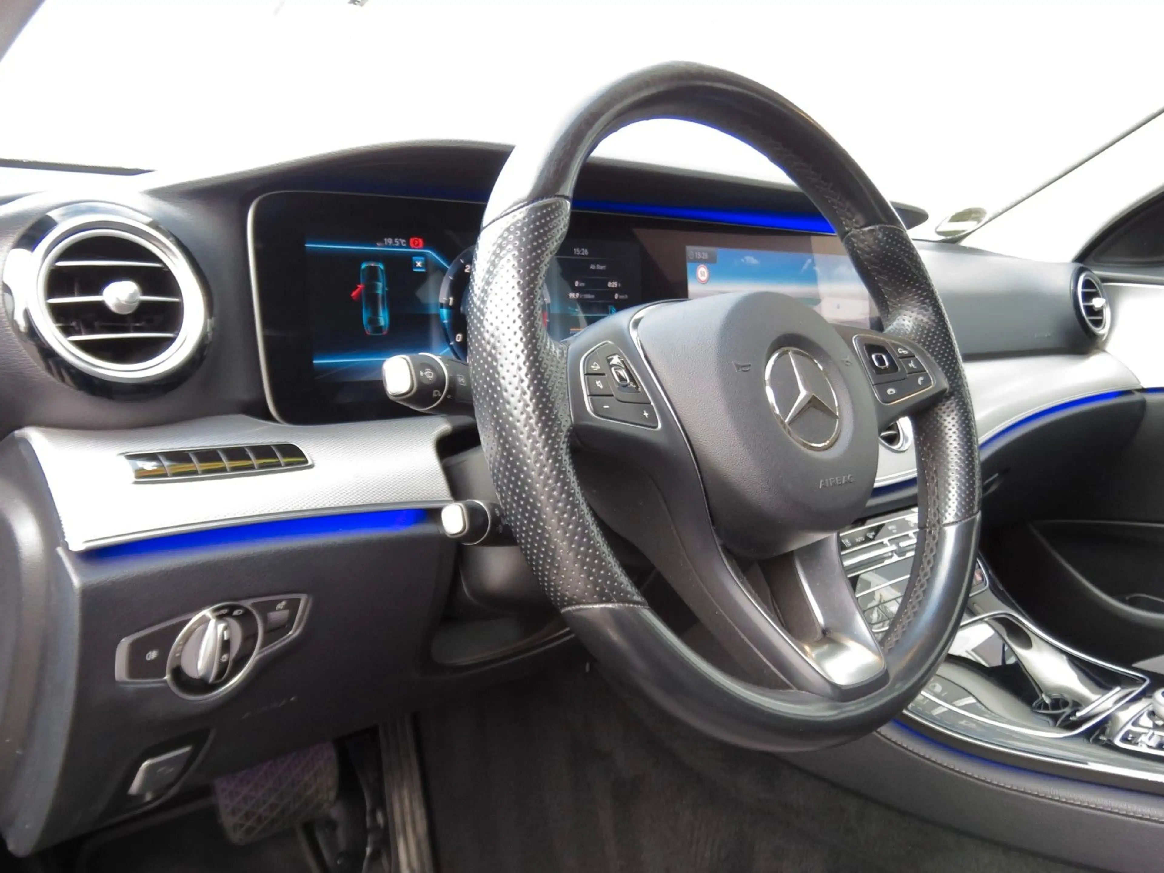 Mercedes-Benz E 220 d Limousine HUD STDHZG NAVI LED TEILLEDER — photo 3