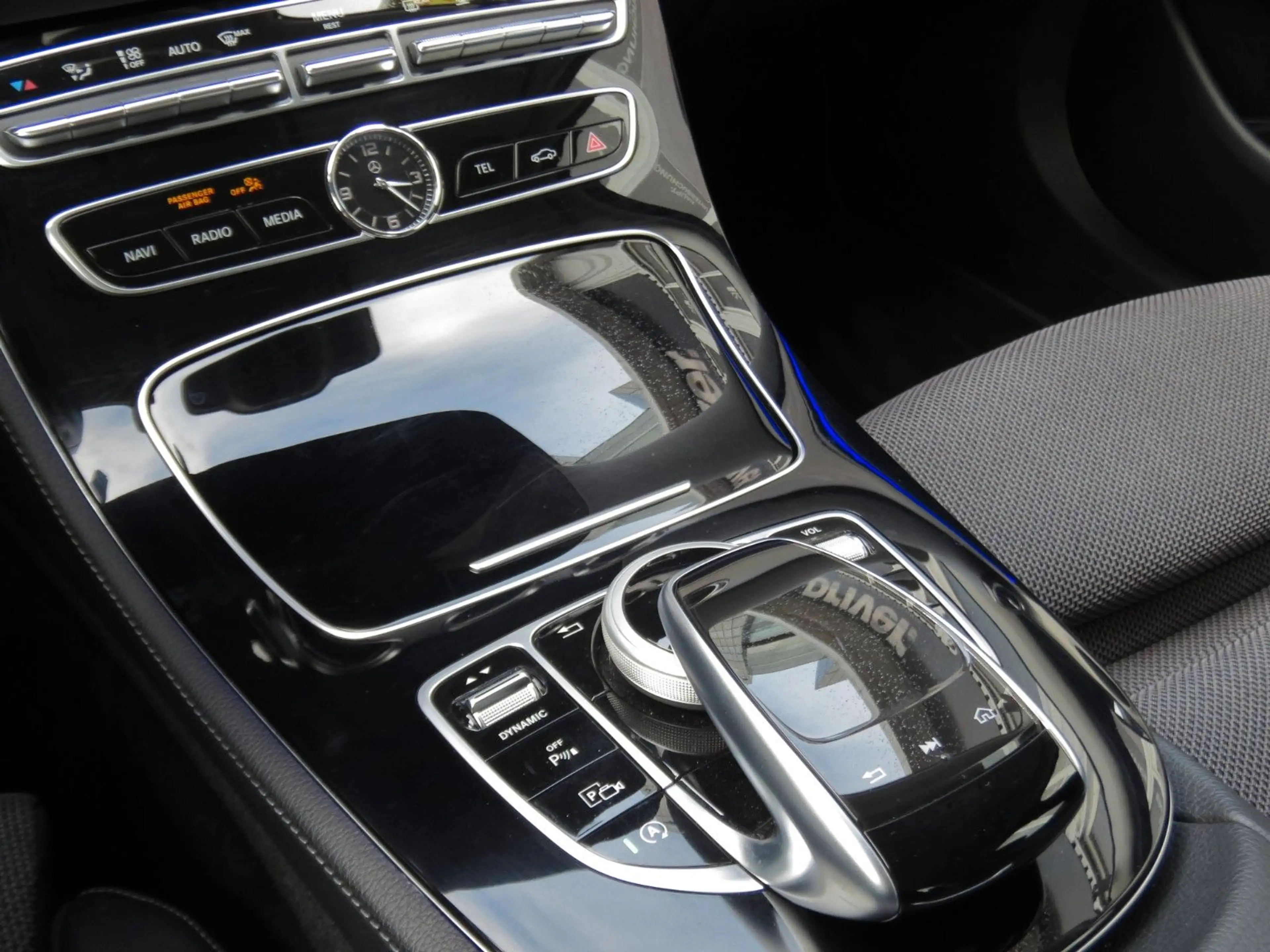 Mercedes-Benz E 220 d Limousine HUD STDHZG NAVI LED TEILLEDER — photo 7