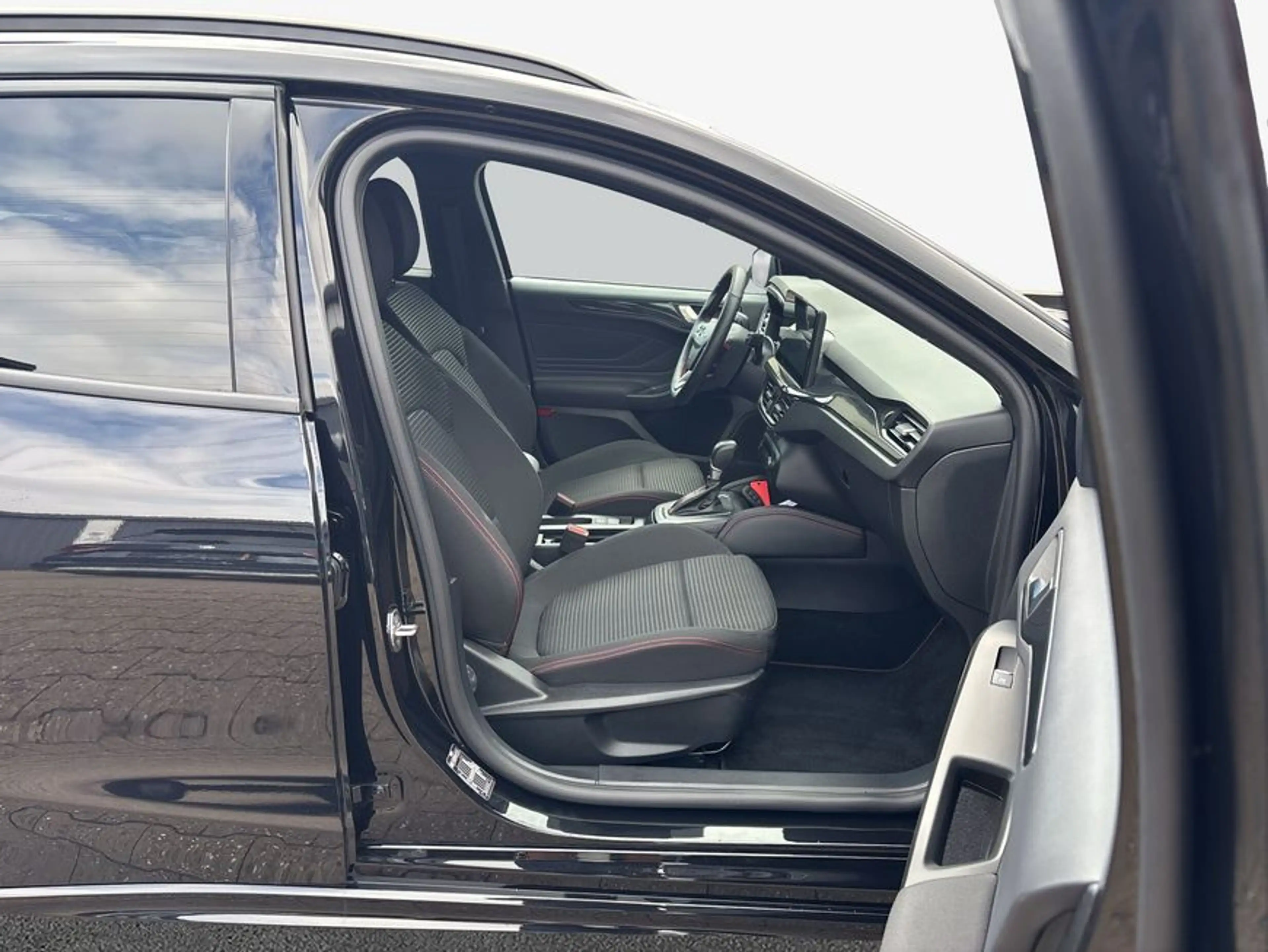 Ford Focus Turnier 1.0 EcoBoost Hybrid Aut. ST-LINE X — photo 12