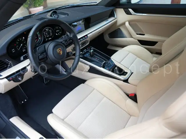 Porsche 911 view 5