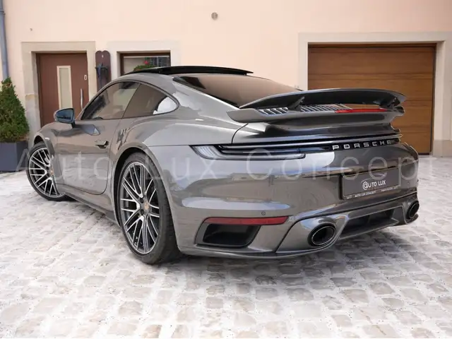 Porsche 911 view 4