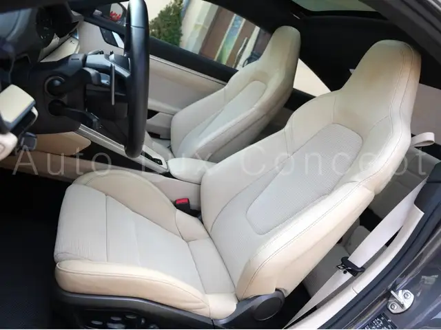 Porsche 911 view 7