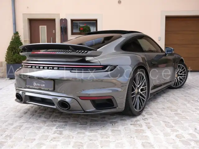 Porsche 911 view 3