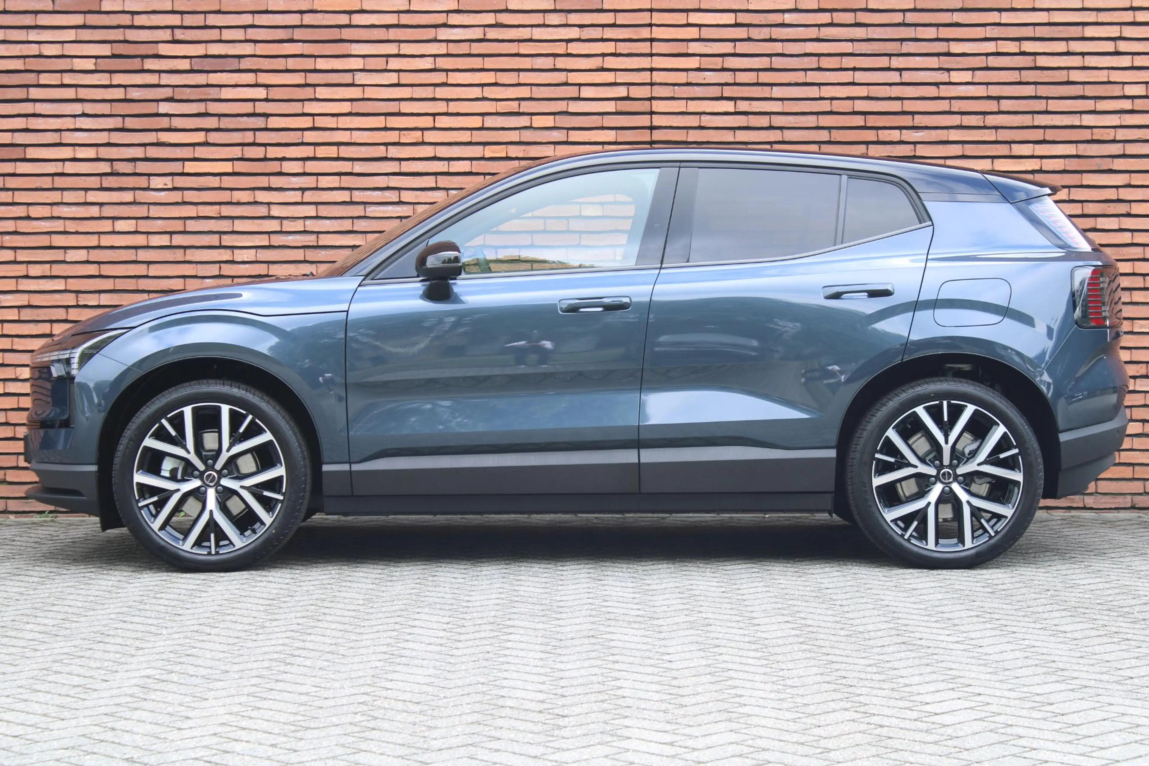 Volvo EX30 Black Edition P5 Long Range Plus Europa | Elektris — photo 10
