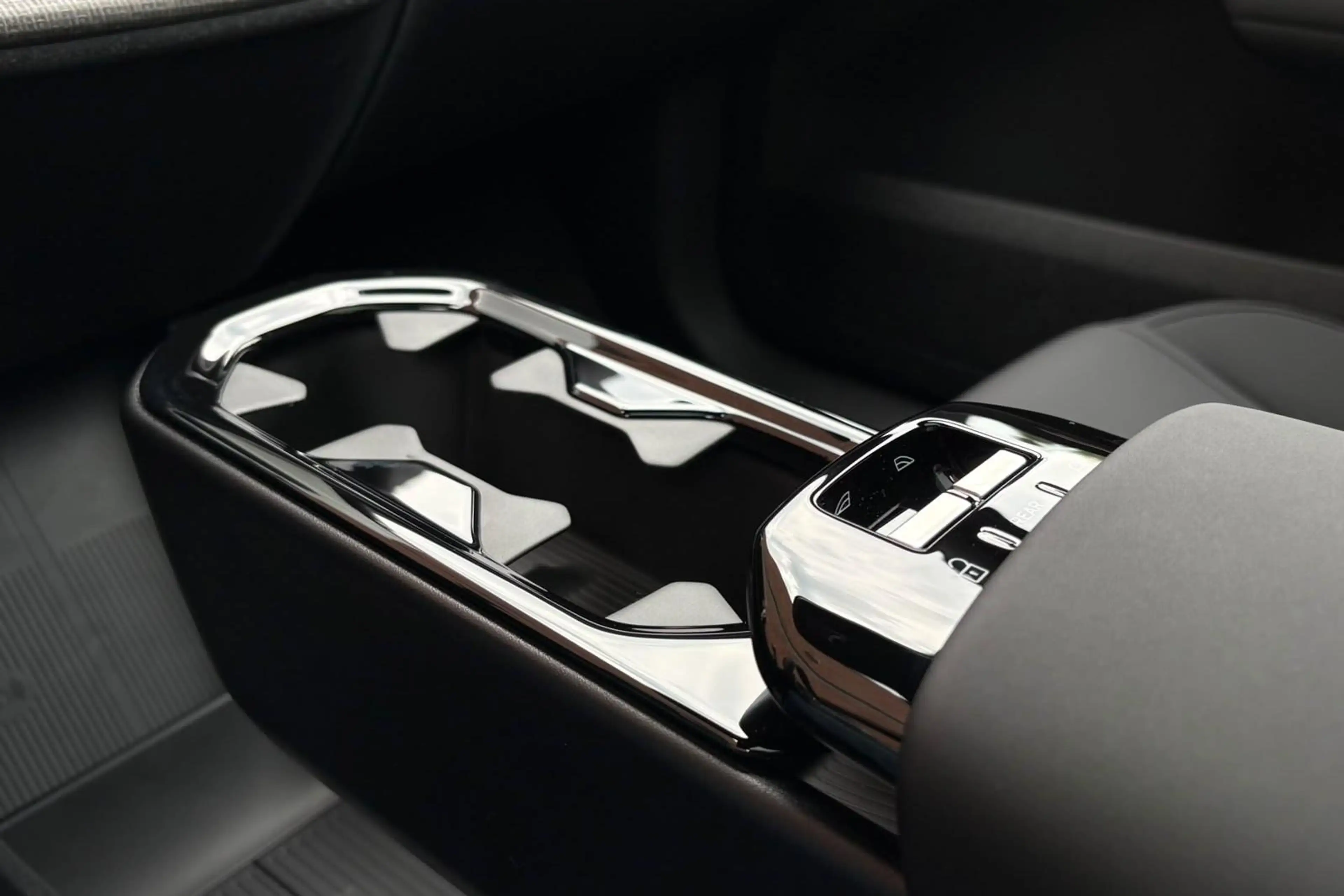 Volvo EX30 Black Edition P5 Long Range Plus Europa | Elektris — photo 7