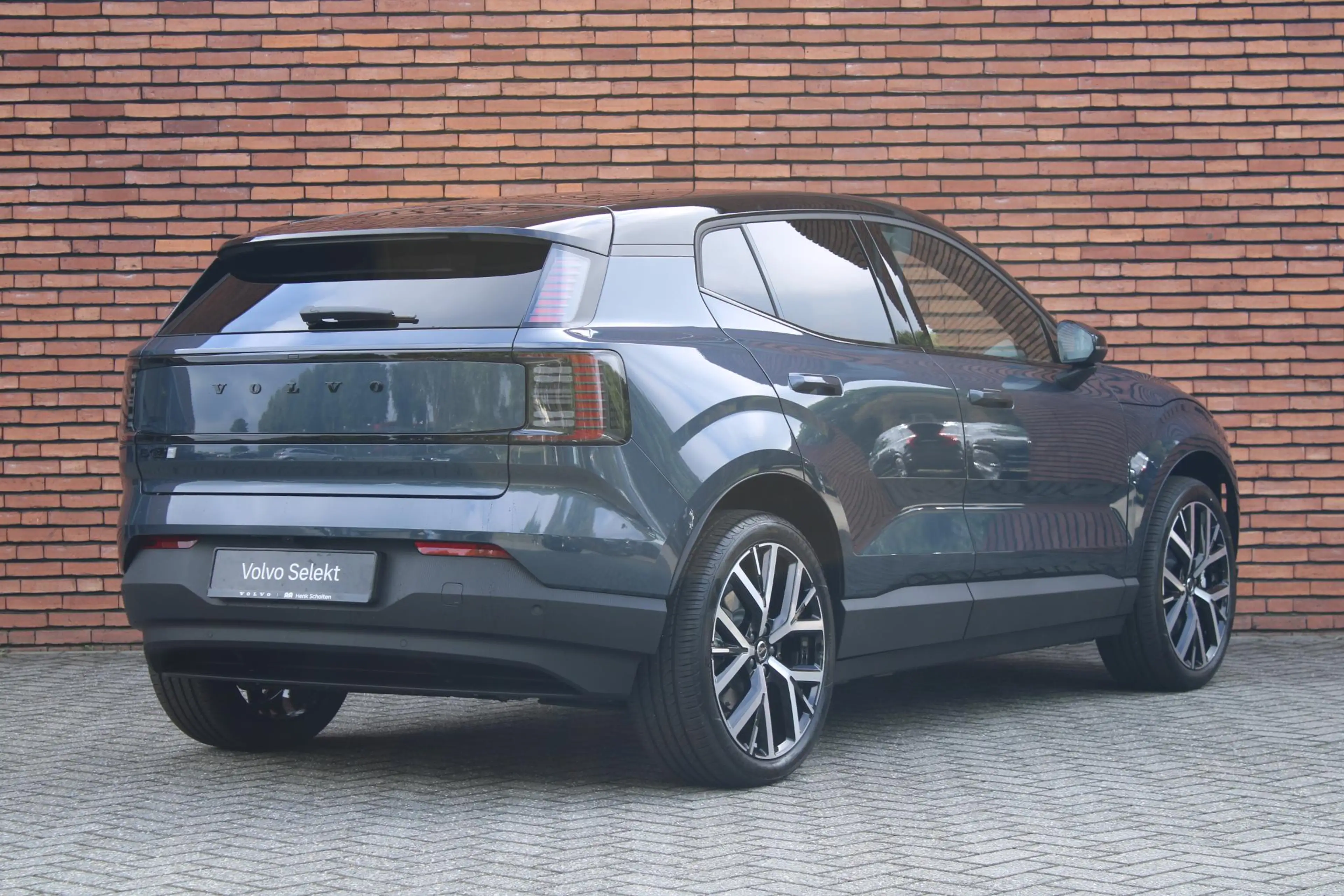 Volvo EX30 Black Edition P5 Long Range Plus Europa | Elektris — photo 2