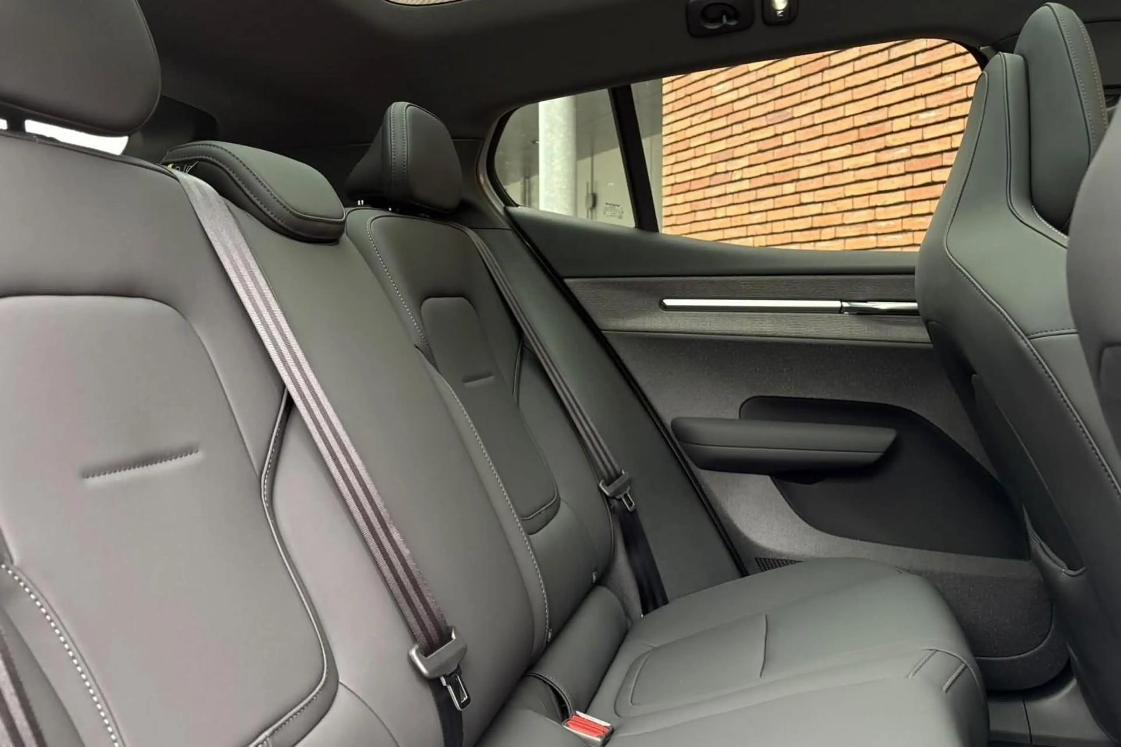 Volvo EX30 Black Edition P5 Long Range Plus Europa | Elektris — photo 8