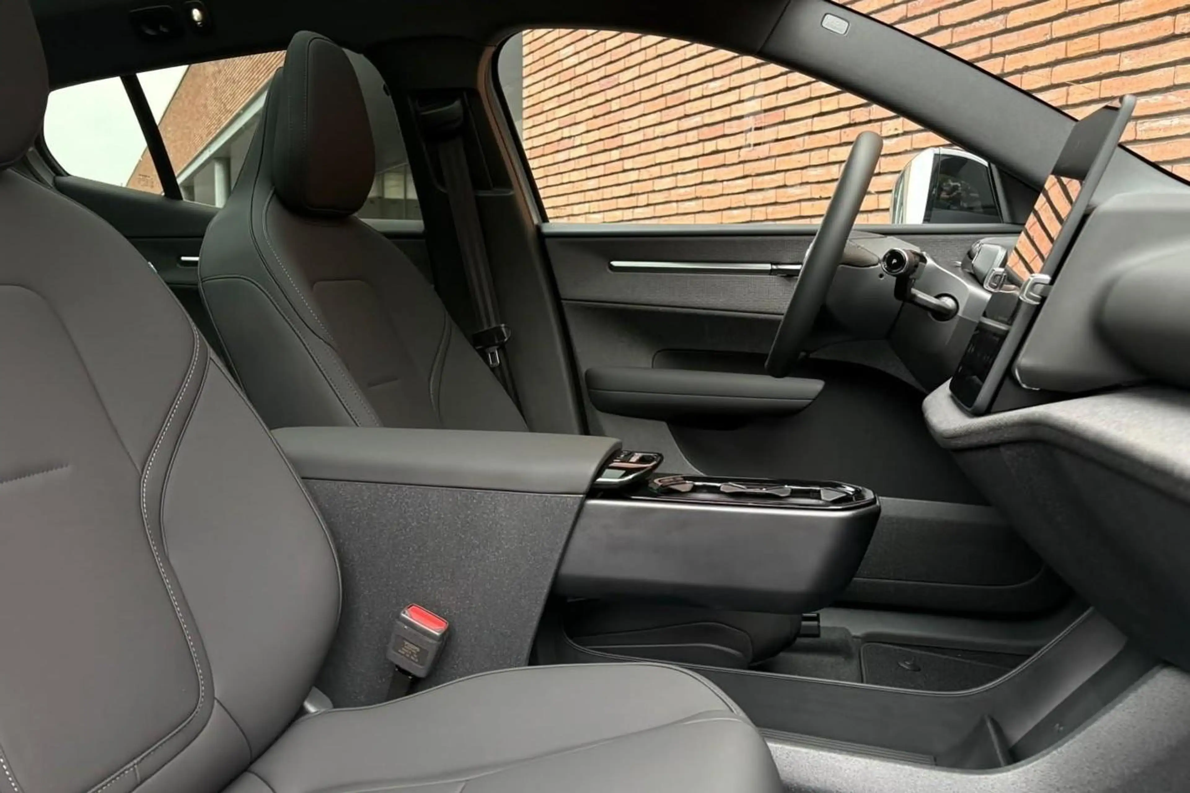 Volvo EX30 Black Edition P5 Long Range Plus Europa | Elektris — photo 3