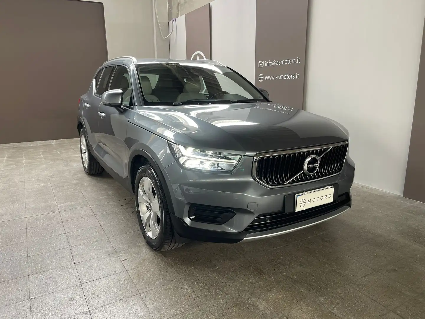 Volvo XC40 2.0 d4 AWD Geatronic siva - 1