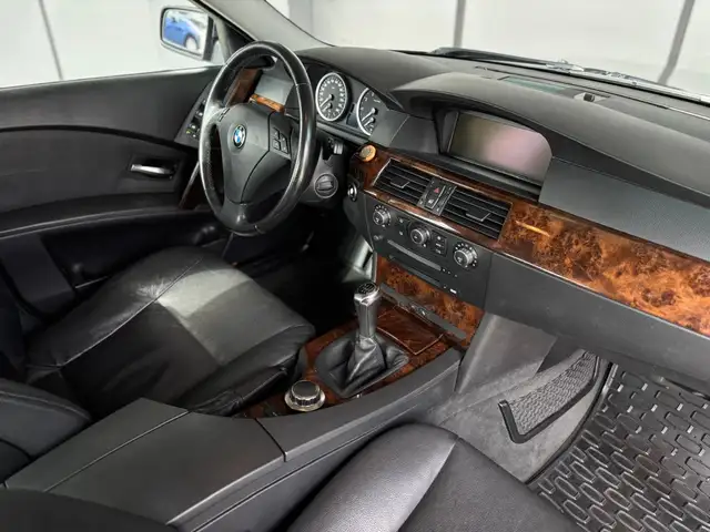 BMW 5 Series view 8