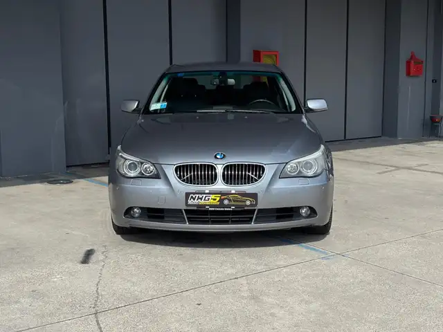 BMW 5 Series view 4