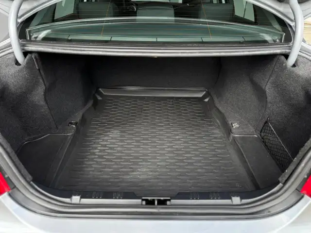 BMW 5 Series view 10