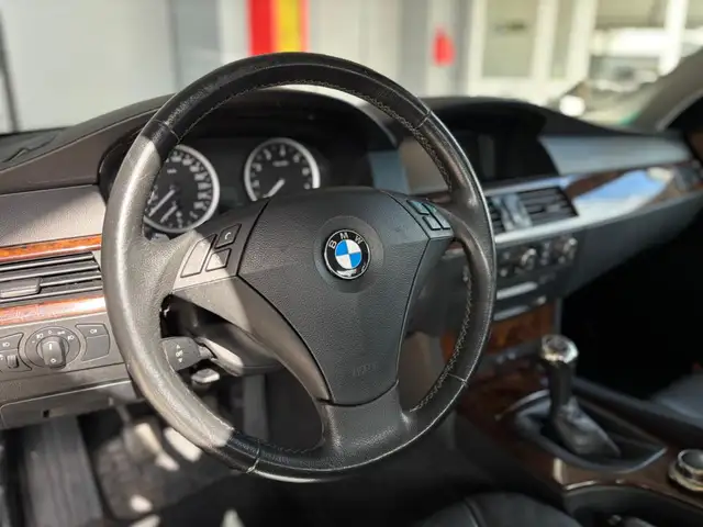 BMW 5 Series view 14