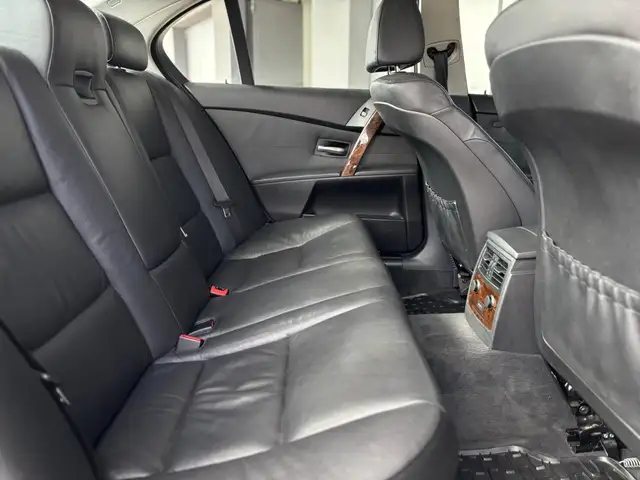 BMW 5 Series view 9