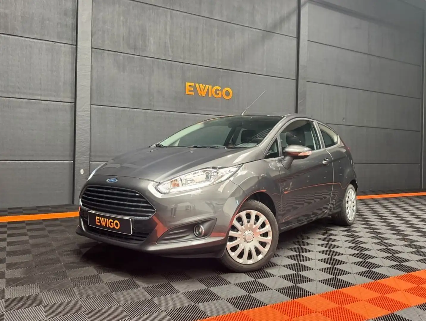 Ford Fiesta 1.2 82ch – idéale jeune conducteur garantie 6 mois Gris - 1