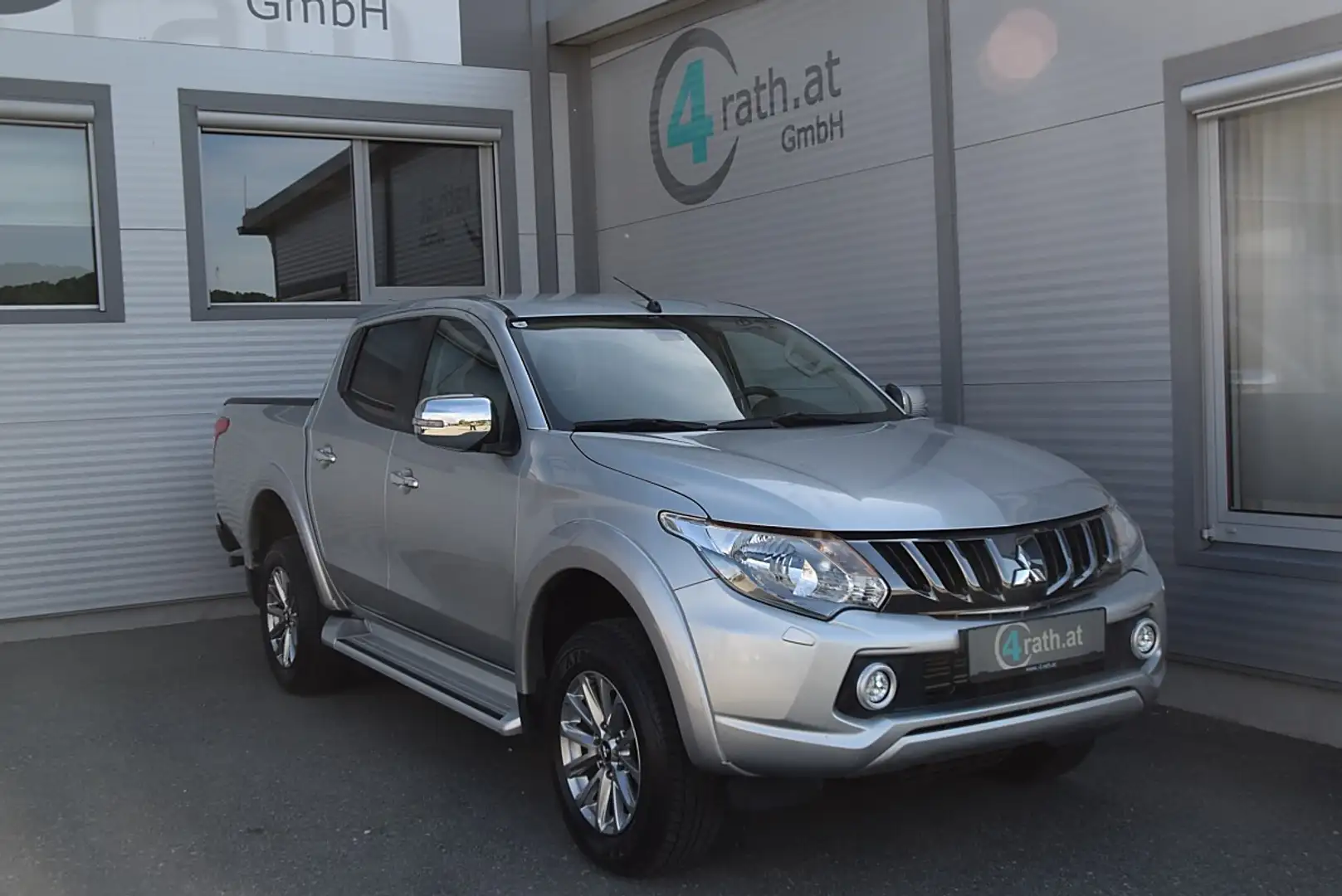 Mitsubishi L200 L 200 2.4 DI-D Plus Doppelkabine 4WD Silber - 1