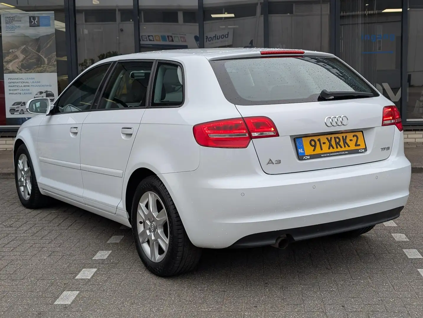 Audi A3 Sportback 1.2 TFSI Attraction Advance Weiß - 2