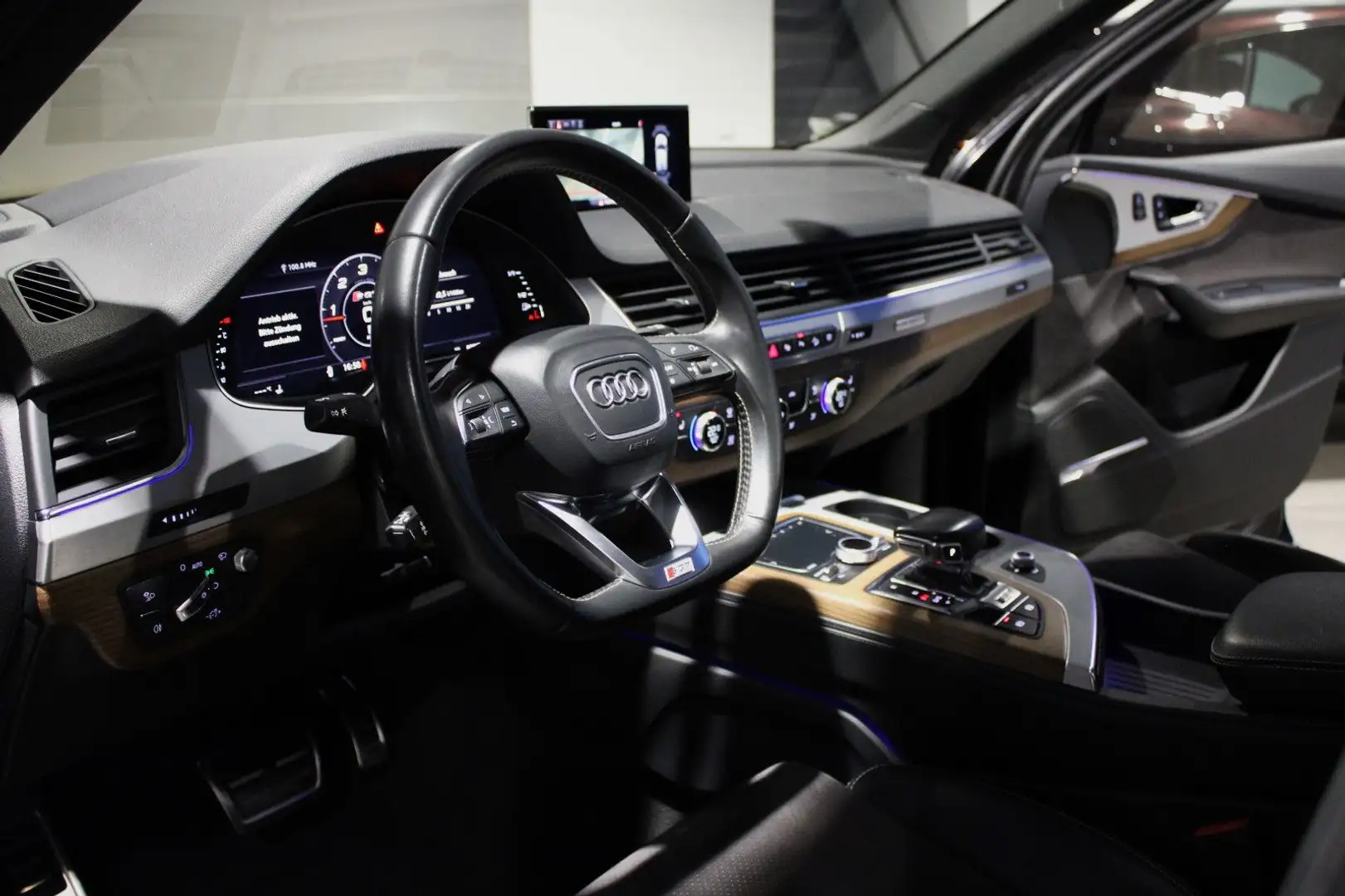 Audi SQ7 4.0 TDI AHK/BOSE/LUFT/PANO./HUD/LED/22" Noir - 2