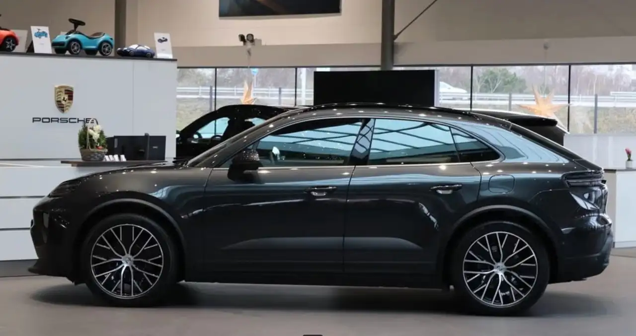 Porsche Macan Electric 4 11