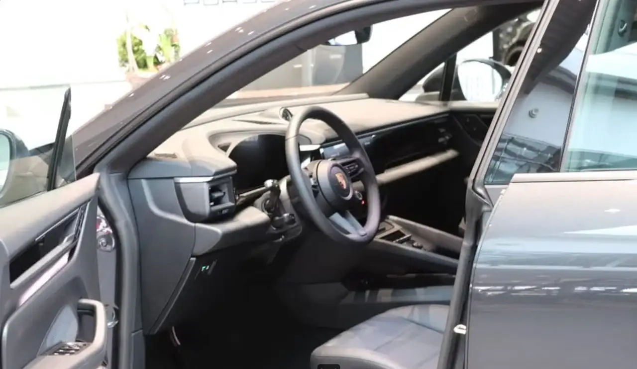 Porsche Macan Electric 4 8