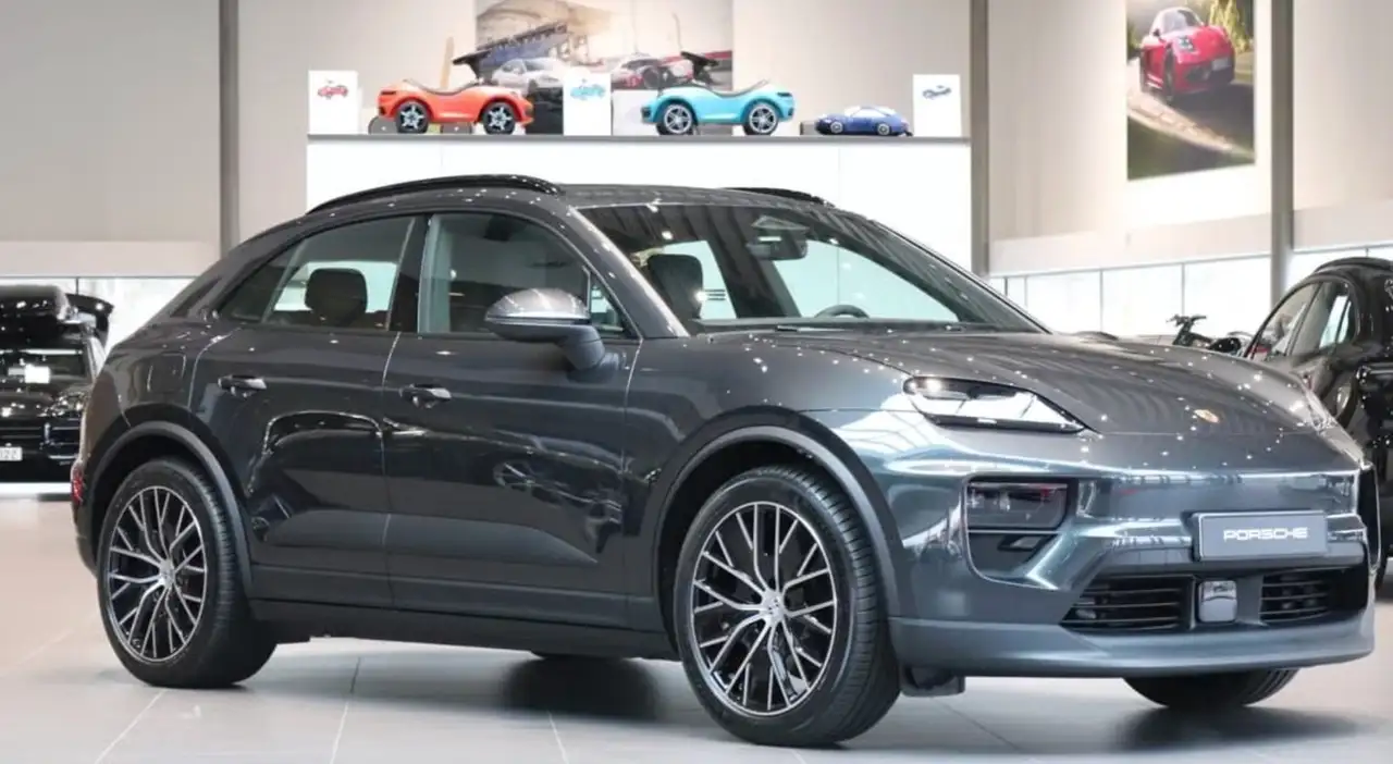 Porsche Macan Electric 4 2