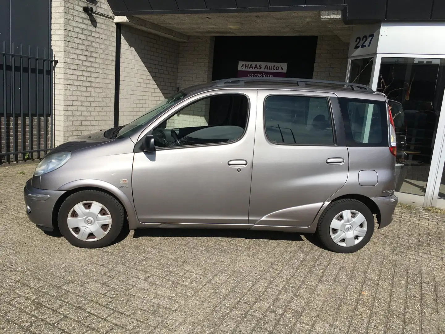 Toyota Yaris Verso 1.3 VVT-i Sol / AUTOMAAT / AIRCO / APK 2026 Gris - 2