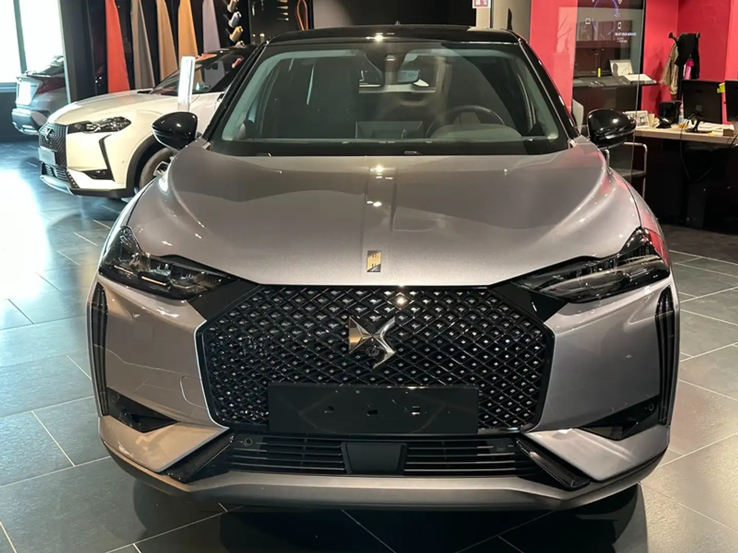 DS Automobiles DS 3 3 EDITION FRANCE HYBRID 136 Grau - 2
