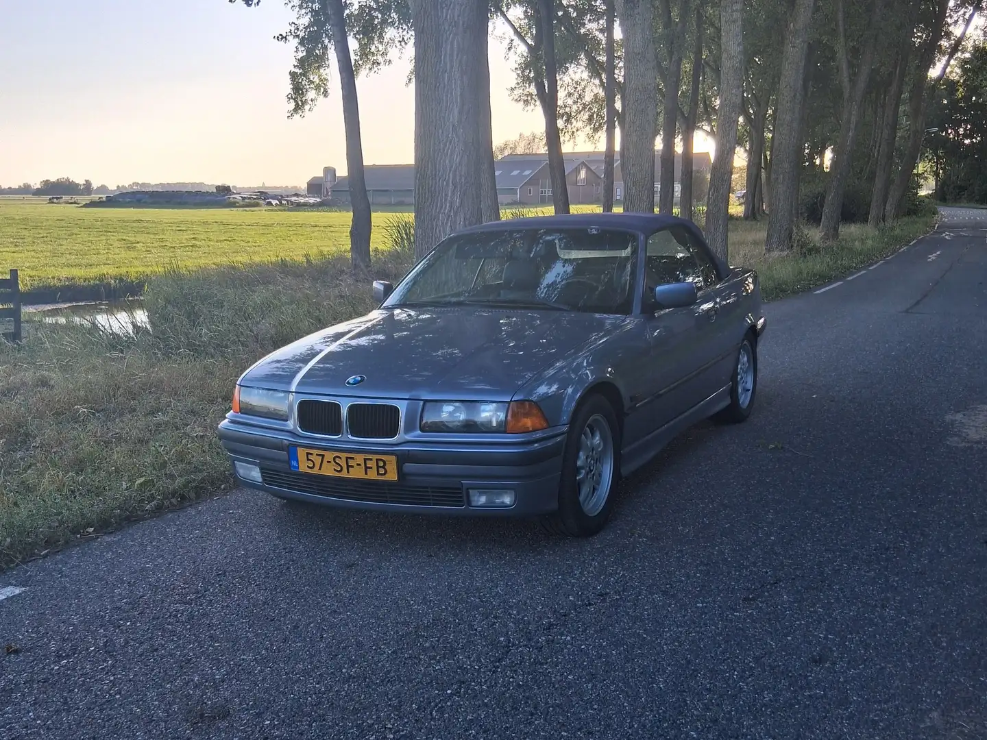 BMW 318 318i Executive Cabrio Autom. Blauw - 1