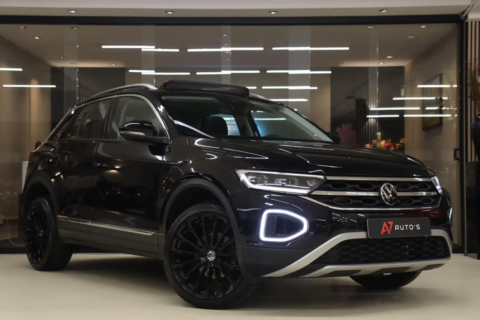 Volkswagen T-Roc 1.5 TSI Life/PANO/KEYLESS/ACC/LANE ASSIST/STOELVER Zwart - 2
