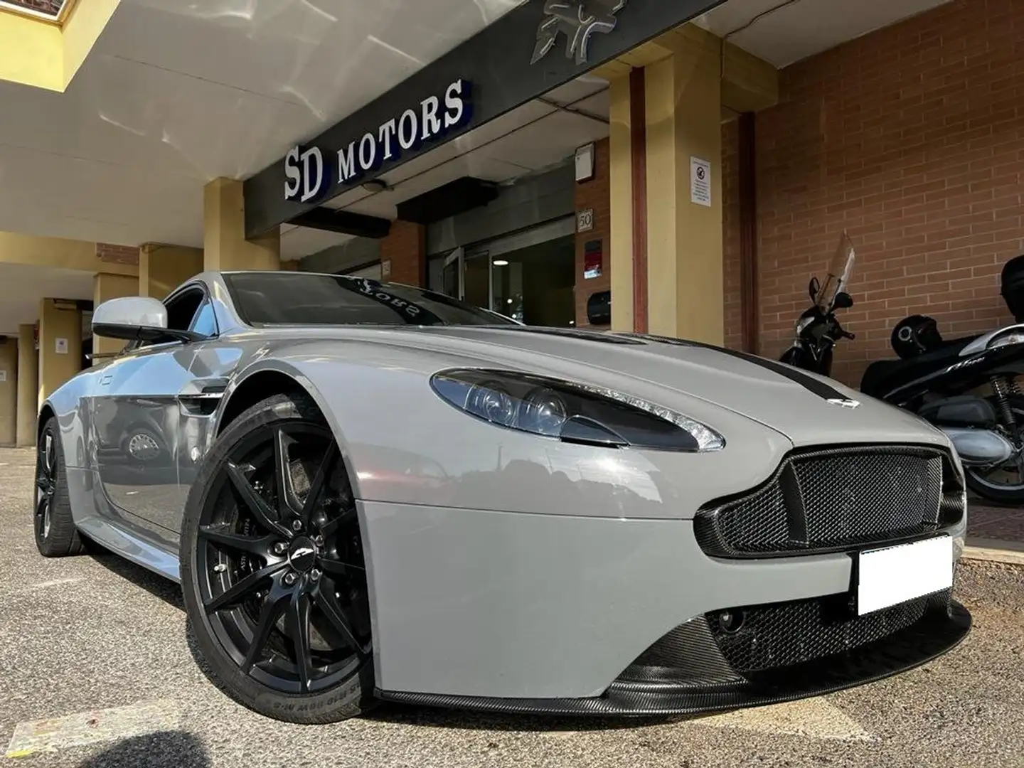 Aston Martin Vantage Vantage Coupe AMR V12S Performance Grijs - 1