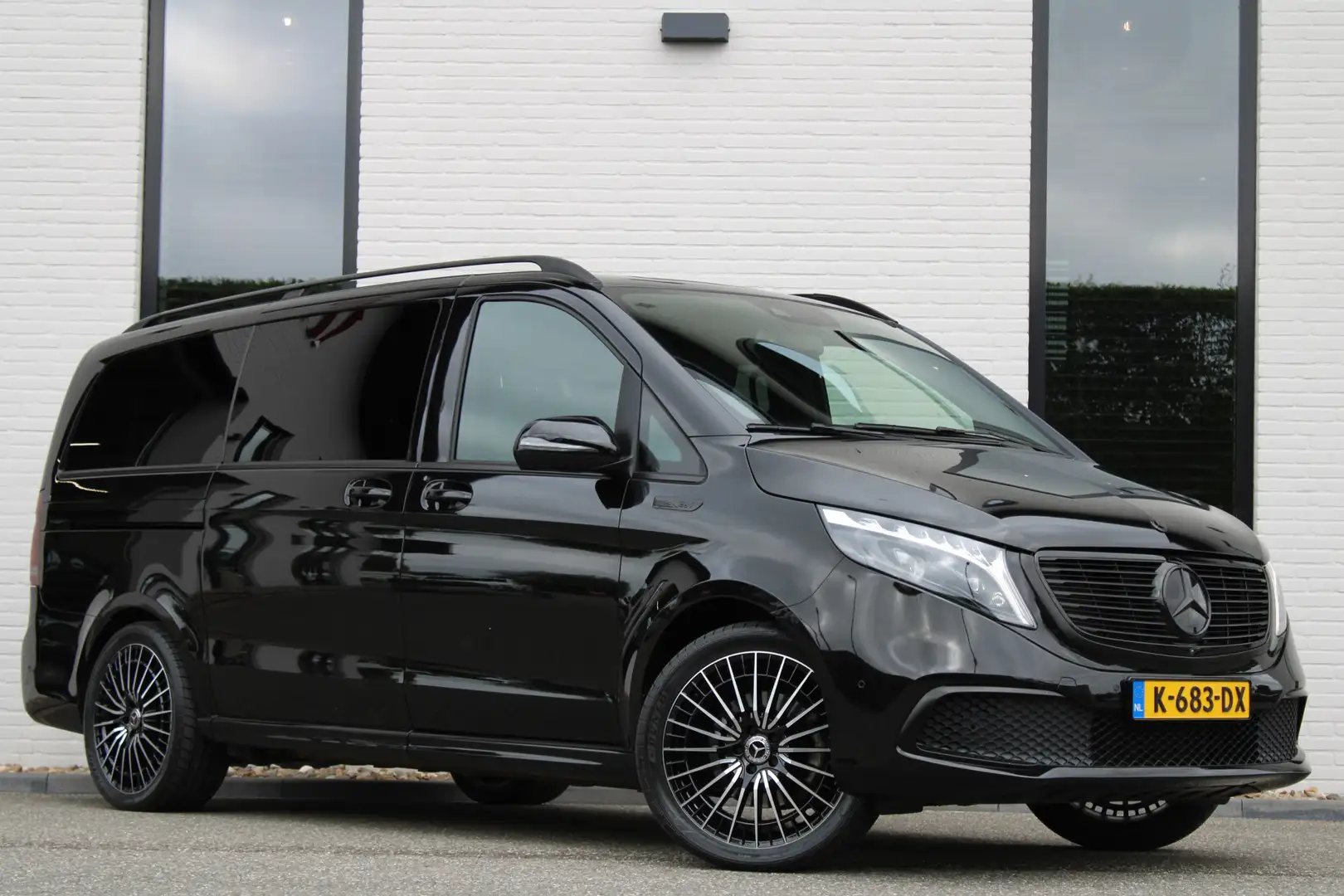 Mercedes-Benz EQV 300 Lang / AMG / Leer / Camera / Burmester / Leer / 7- Zwart - 1