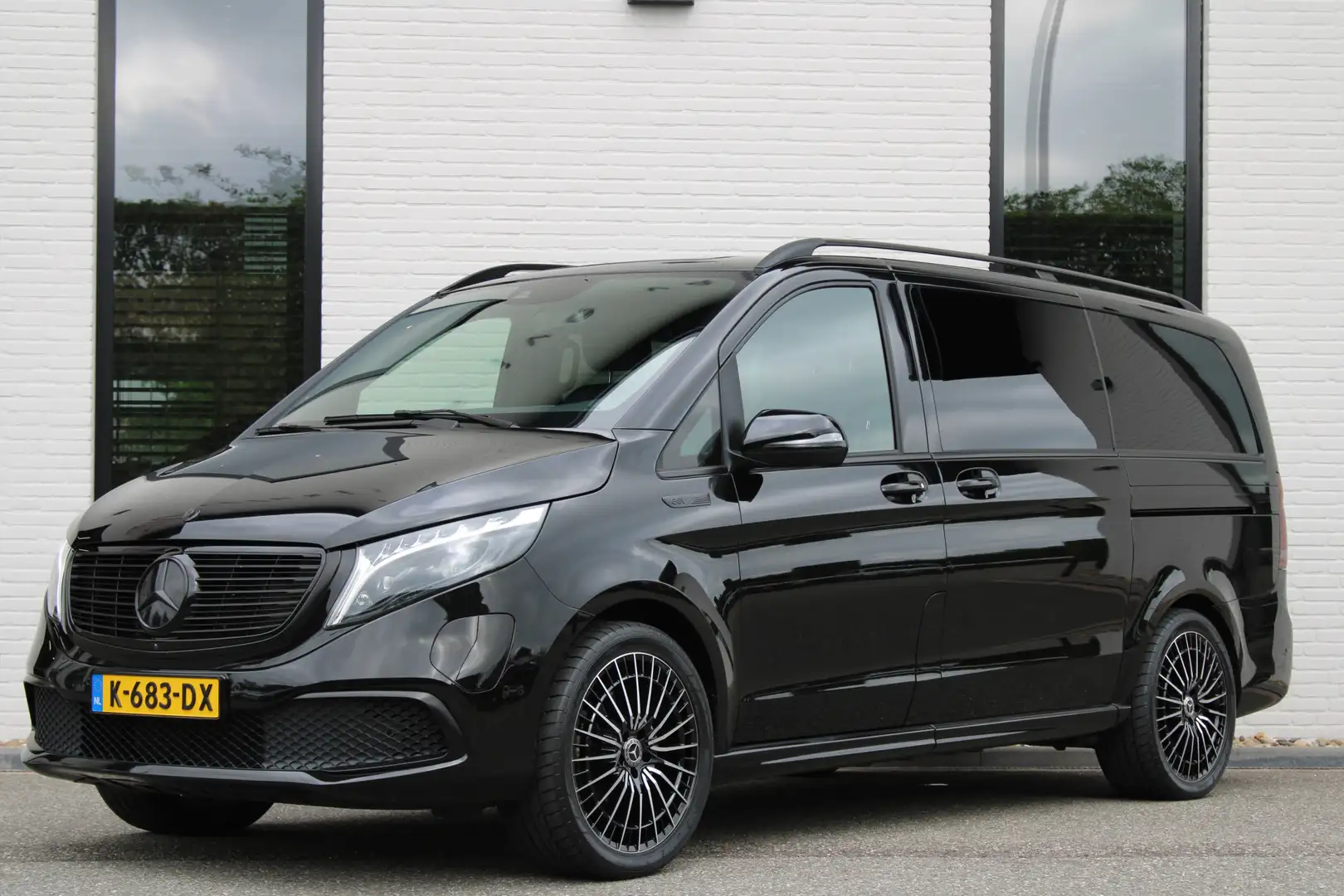Mercedes-Benz EQV 300 Lang / AMG / Leer / Camera / Burmester / Leer / 7- Zwart - 2