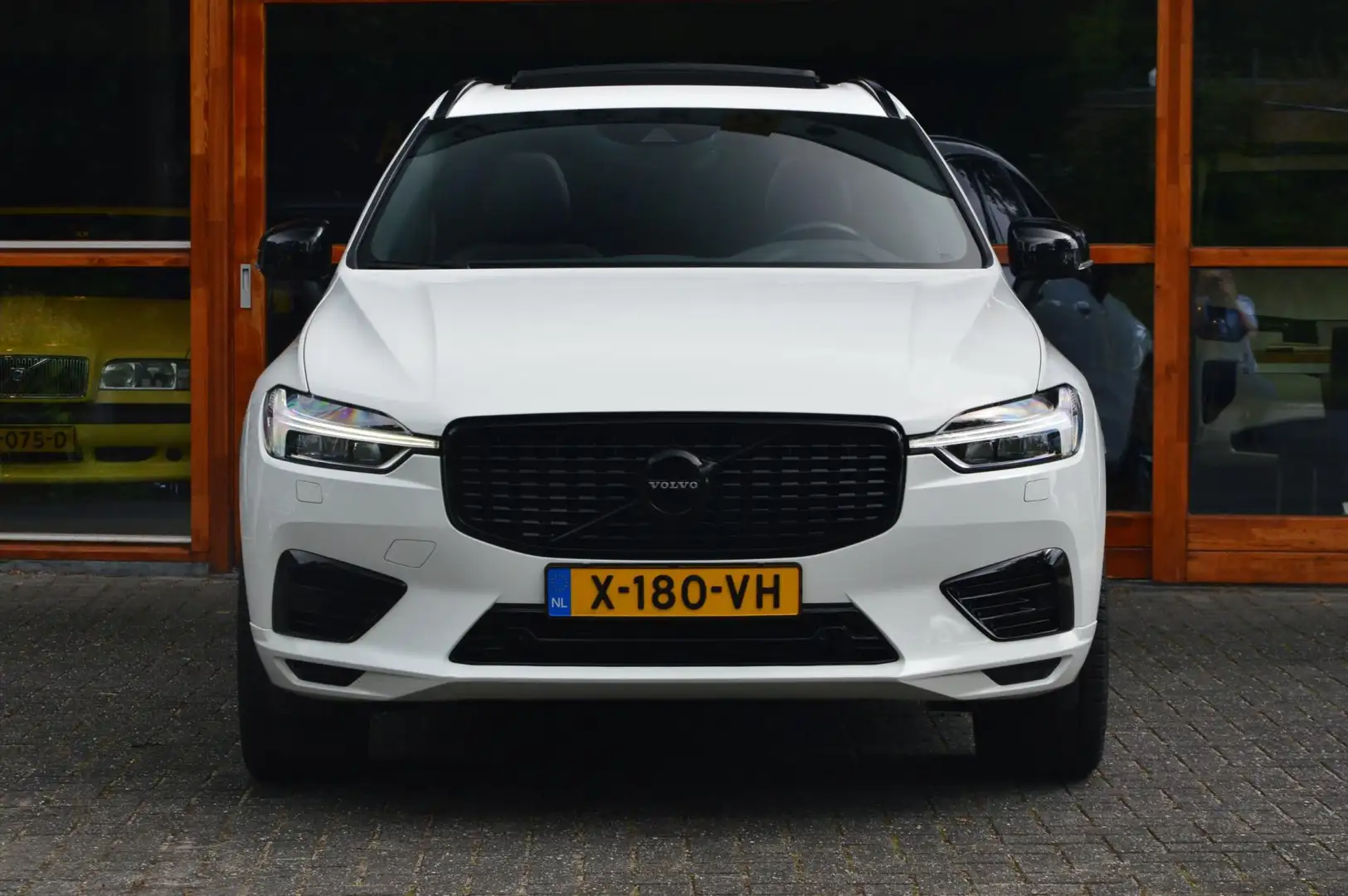 Volvo XC60 T6 Hybride AWD R-Design | Panoramadak | Stoel/Stuu Wit - 2