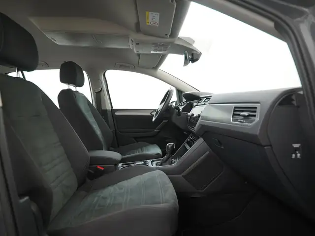 Volkswagen Touran view 3