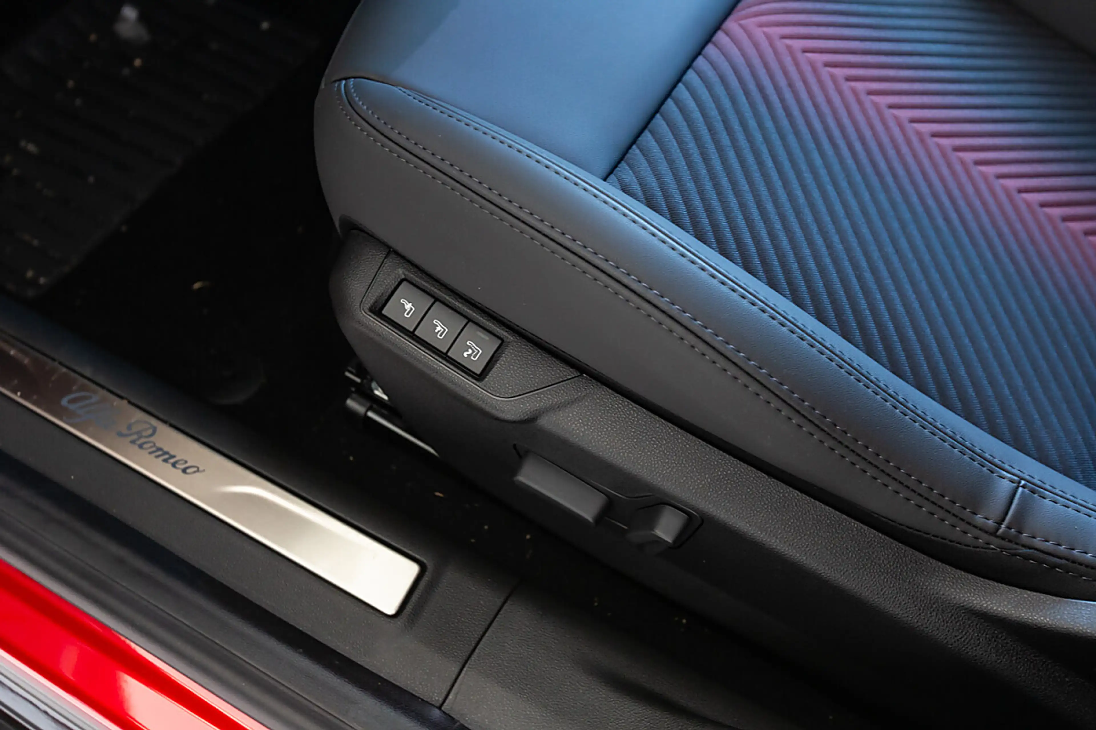 Alfa Romeo Junior 1.2 VGT Mild Hybrid Q4 — photo 11
