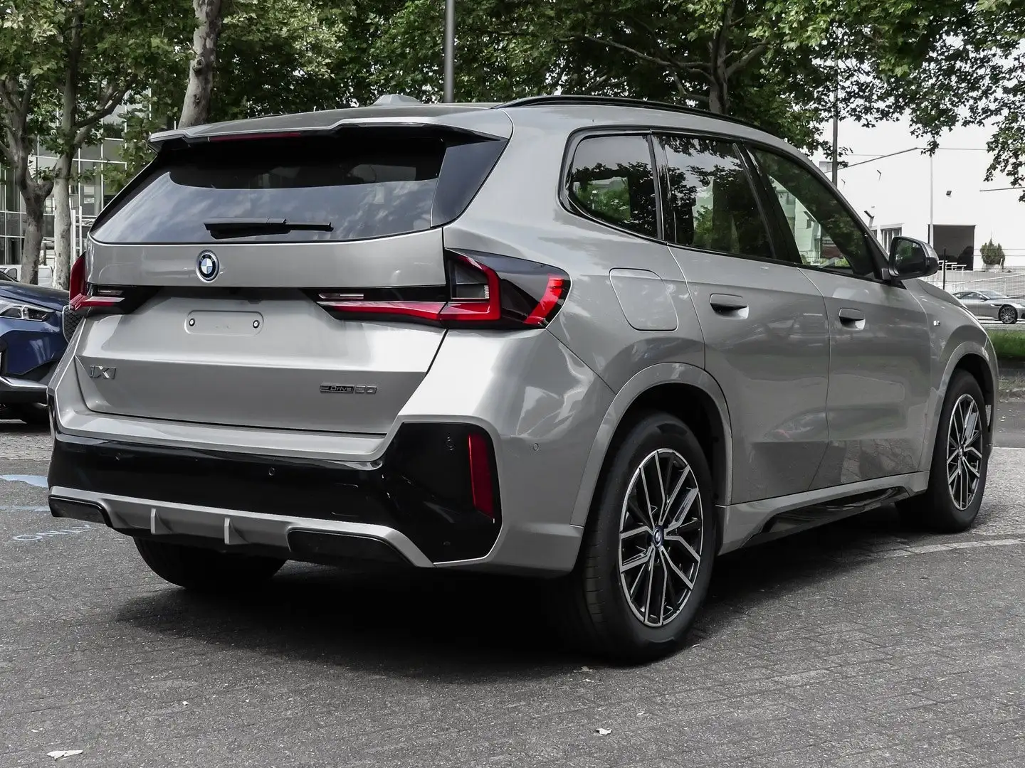 BMW iX1 eDrive20 M Sport HUD ACC RFK NAVI Standh. Grau - 2