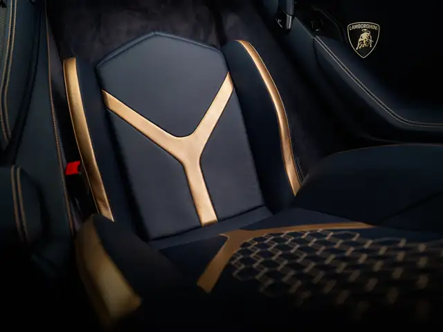 Lamborghini Revuelto view 10