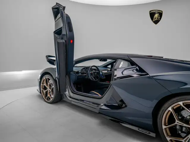 Lamborghini Revuelto view 7
