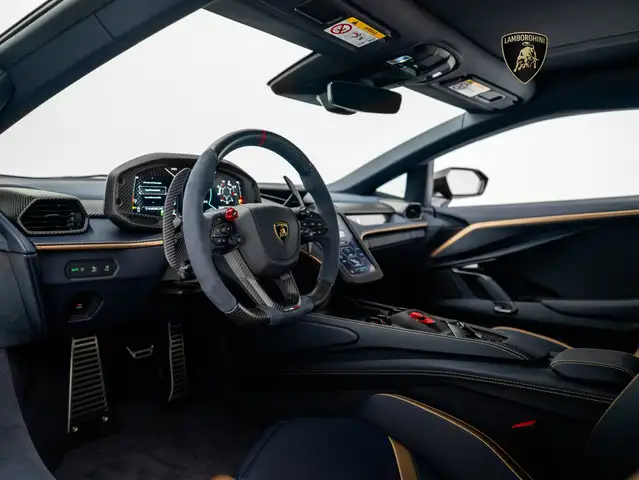 Lamborghini Revuelto view 8
