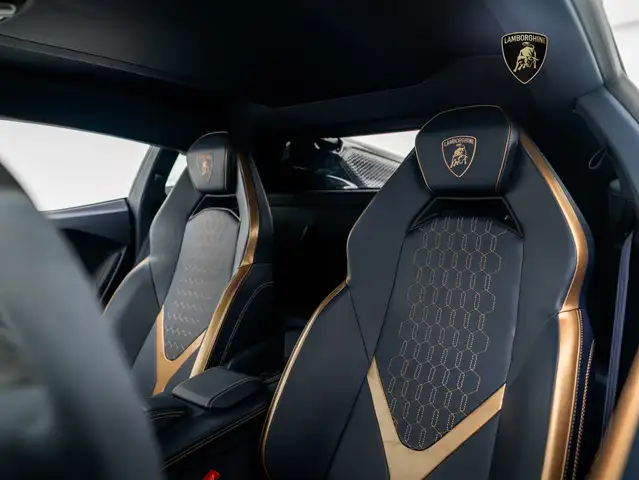 Lamborghini Revuelto view 9