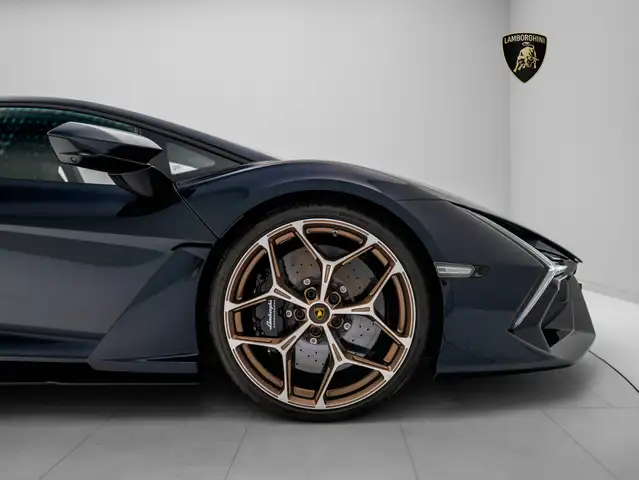 Lamborghini Revuelto view 3