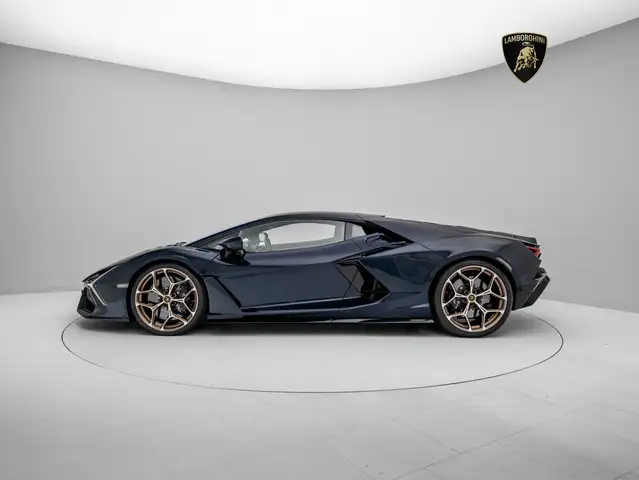 Lamborghini Revuelto view 5