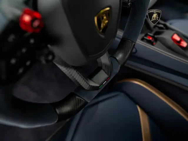 Lamborghini Revuelto view 13