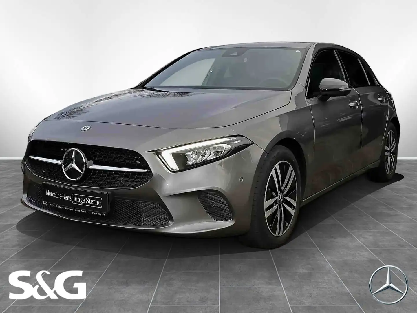 Mercedes-Benz A 180 NIGHT PAKET+CARPLAY+SPURHALTE+MBUX+17 ZOLL Gris - 1