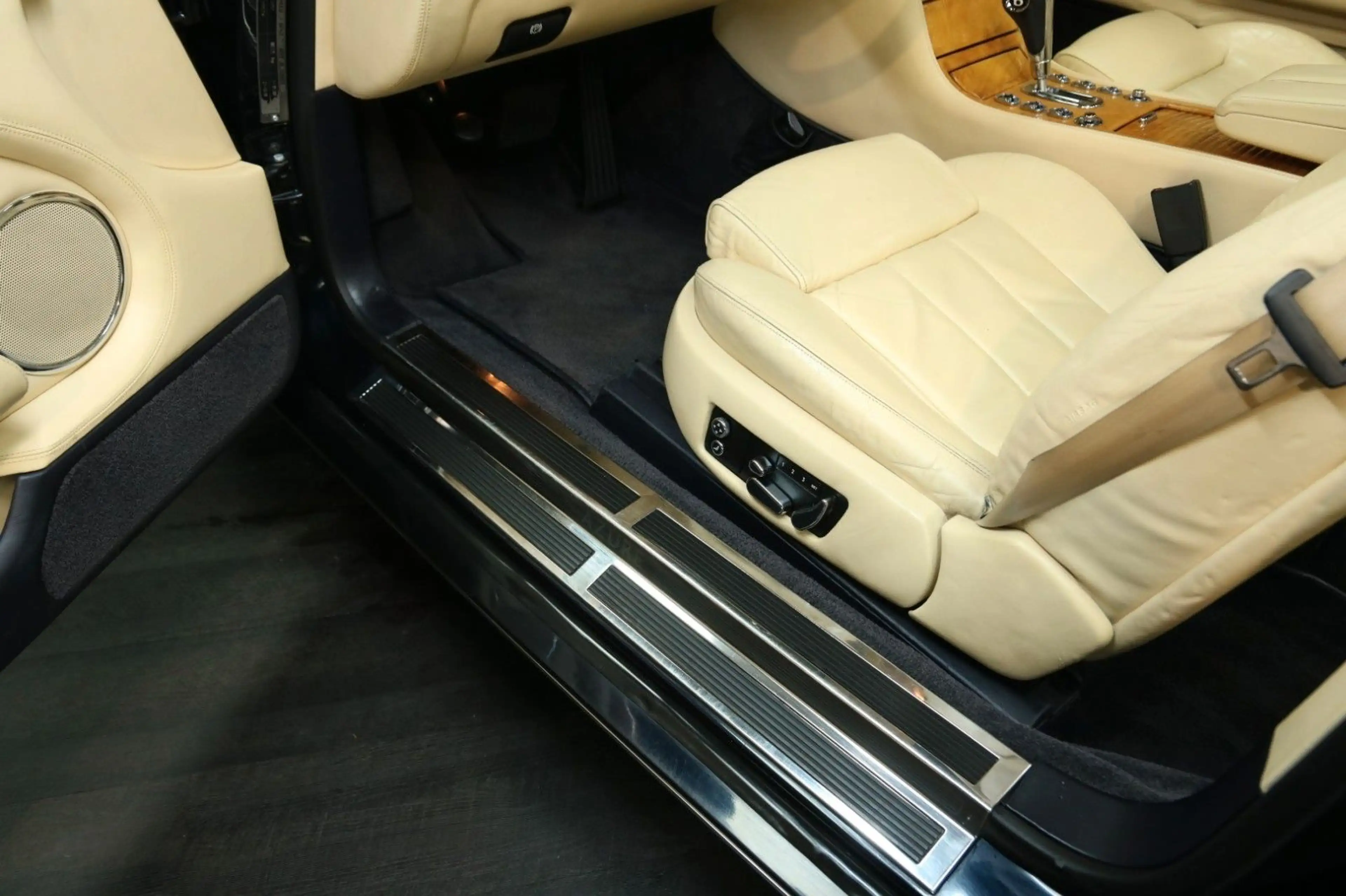 Bentley Azure Cabrio — photo 12