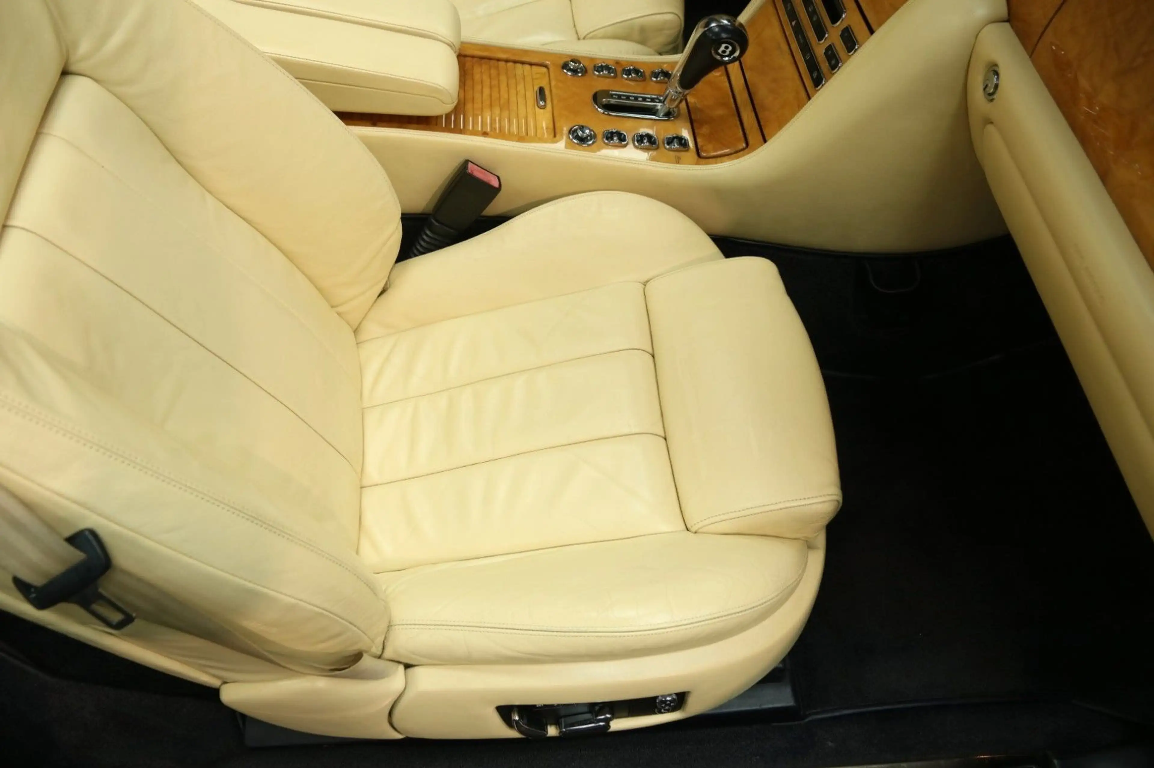 Bentley Azure Cabrio — photo 28